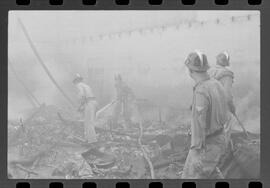 Fotografia "INCÊNDIOS' 'TELEVISÃO CONTINENTAL' INCÊNDIO NA TV CONTINENTAL (No Departamento do contra regras), Reportagem de Paulo Cordeiro" ([Local n/d] , 1963) [negativo]. / Fotógrafo(a): Luiz Santos.  -- ITEM-0005.