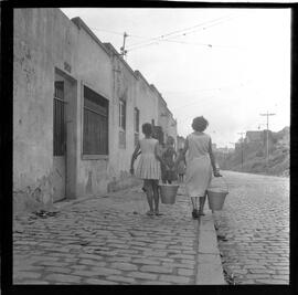 Fotografia "Falta D'Água c/ Wilson Corrêa; 'FALTA D'ÁGUA' Rep. c/ Falta de Água em Del Castilho e diversos bairros da cidade, Reportagem de Wilson Corrêa" ([Local n/d] , 1963) [negativo]. / Fotógrafo(a): Méra.  -- ITEM-0002.