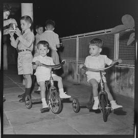 Fotografia "Dr. Bocayuva - Aniversário dos gêmeos (seus filhos)" ([Local n/d] , [Data n/d]) [negativo]. / Fotógrafo(a): A. Veneziano.  -- ITEM-0011.
