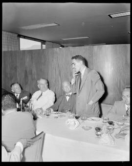 Fotografia "Banquete em 'Última Hora'" ([Local n/d] , [Data n/d]) [negativo]. / Fotógrafo(a): Equipe.  -- ITEM-0003.