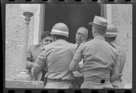 Fotografia "Conflitos' Violência Polícial no Sindicato dos Têxteis (Deputado Hercules Correia preso por defender as reformas de bases), Reportagem de Oscar Cardoso" ([Local n/d] , 1963) [negativo]. / Fotógrafo(a): Luiz Santos; Alvaro.  -- ITEM-0004.