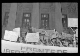 Fotografia "Conflitos' Conflitos - Passeatas - Polícia militar agride povo na Leopoldina - á favor das reformas de bases" ([Local n/d] , 1963) [negativo]. / Fotógrafo(a): Paulo; Venê; André; Alvaro; Pinto.  -- ITEM-0075.