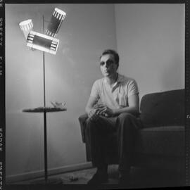 Fotografia "Entrevista com Ronaldo Castro (Caso Aída Curi), [Reportagem?] com Fraga e Ronaldo na redação (Veneziano)" ([Local n/d] , [Data n/d]) [negativo]. / Fotógrafo(a): Odyr e A. Veneziano.  -- ITEM-0016.