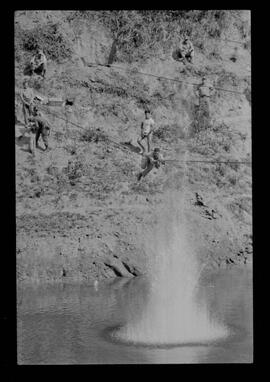 Fotografia "Manobras em Ribeirão das Lages (Paraquedistas: Sobrevivência na Selva operação); 'PARAQUEDISTAS' PARAQUEDISTAS em manobra em Ribeirão das Lages" ([Local n/d] , 1963) [negativo]. / Fotógrafo(a): Méra; Caban.  -- ITEM-0007.