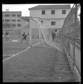 Fotografia "CAMPEONATO CARIOCA DE PROFISSIONAIS DE 1963' (1º Turno) Jogo Bonsucesso x São Cristovão (0 x 1), Reportagem de Esporte" ([Local n/d] , 1963) [negativo]. / Fotógrafo(a): Diniz Rodrigues.  -- ITEM-0001.