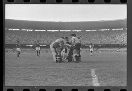 Fotografia "Jogos Campeonato Carioca; 'CAMPEONATO CARIOCA DE 1963' de PROFISSIONAIS (1º Turno) Jogos Vasco x Fluminense (3 x 1) Botafogo x Canto do Rio (3 x 0) America x Madureira (5 x 2) e Olaria x Portuguesa, Reportagem de Esporte" ([Local n/d] , 1963) [negativo]. / Fotógrafo(a): Equipe.  -- ITEM-0104.