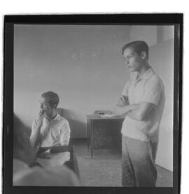 Fotografia "Zona Norte: Prisão de 'Transviados'; JUVENTUDE TRANSVIADA DO MEYER PRESO O ' REI DA MACONHA MISTO DE FUNCIONARIO PUBLICO- ADIR ASSIS OU ADACIE ASSIS, Reportagem de Amado Ribeiro" ([Local n/d] , 1962) [negativo]. / Fotógrafo(a): Luiz Santos.  -- ITEM-0007.