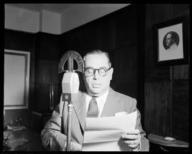 Fotografia "Amaral Peixoto em companhia de Sra. Alzira Vargas e Sr. Wainer na Rádio Clube, por ocasião de seu discurso sobre a administração que vem exercendo no Estado do Rio de Janeiro" ([Local n/d] , [Data n/d]) [negativo]. / Fotógrafo(a): [Autoria n/d].  -- ITEM-0004.