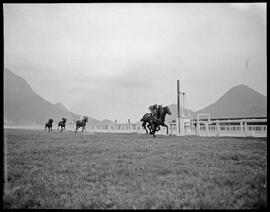 Fotografia "Esporte - Turfe" ([Local n/d] , [Data n/d]) [negativo]. / Fotógrafo(a): Contursi.  -- ITEM-0004.