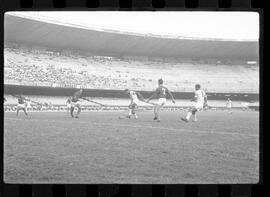 Fotografia "FLUMINENSE X BONSUCESSO; 'CAPEONATO [CAMPEONATO] CARIOCA DE FUTEBOL PROFISSIONAIS' Jogo no Maracanã - Fluminense x Bonsucesso (3x0), sendo que este jogo foi anulado devido a irregularidade havida), Reportagem de Esporte" ([Local n/d] , 1963) [negativo]. / Fotógrafo(a): Demócrito; Ribeiro.  -- ITEM-0019.