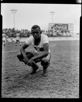 Fotografia "Futebol - Olavo" ([Local n/d] , [Data n/d]) [negativo]. / Fotógrafo(a): [Autoria n/d].  -- ITEM-0001.