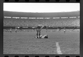 Fotografia "Jogos Campeonato Carioca; 'CAMPEONATO CARIOCA DE 1963' de PROFISSIONAIS (1º Turno) Jogos Vasco x Fluminense (3 x 1) Botafogo x Canto do Rio (3 x 0) America x Madureira (5 x 2) e Olaria x Portuguesa, Reportagem de Esporte" ([Local n/d] , 1963) [negativo]. / Fotógrafo(a): Equipe.  -- ITEM-0076.