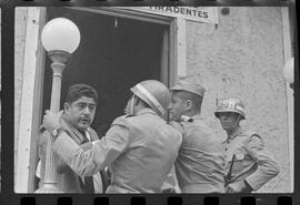 Fotografia "Conflitos' Violência Polícial no Sindicato dos Têxteis (Deputado Hercules Correia preso por defender as reformas de bases), Reportagem de Oscar Cardoso" ([Local n/d] , 1963) [negativo]. / Fotógrafo(a): Luiz Santos; Alvaro.  -- ITEM-0006.