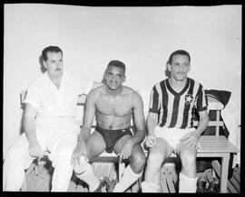 Fotografia "Futebol - Jogos diversos de domingo dia 30/12/1951" ([Local n/d] , 1951) [negativo]. / Fotógrafo(a): [Autoria n/d].  -- ITEM-0035.