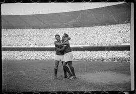 Fotografia "Futebol - R.J. (Copa Rio - 1951) (Maracanã) Juventus 2 (Itália) x Palmeiras 2 (Brasil), Repórter: Equipe, Seção: Esportes" ([Local n/d] , 1951) [negativo]. / Fotógrafo(a): Equipe.  -- ITEM-0019.