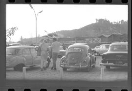 Fotografia "Jogos Campeonato Carioca; 'CAMPEONATO CARIOCA DE 1963' de PROFISSIONAIS (1º Turno) Jogos Vasco x Fluminense (3 x 1) Botafogo x Canto do Rio (3 x 0) America x Madureira (5 x 2) e Olaria x Portuguesa, Reportagem de Esporte" ([Local n/d] , 1963) [negativo]. / Fotógrafo(a): Equipe.  -- ITEM-0257.