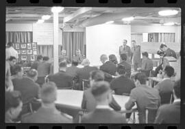 Fotografia "HOMENAGENS' 'PORTA - AVIÕES MINAS GERAIS' Jornalistas recepcionados pelo Ministro da Marinha, a bordo do 'Minas Gerais' pelo Comandante Alte. Cesar Andrade, Reportagem de Petrônio" ([Local n/d] , 1963) [negativo]. / Fotógrafo(a): Luiz Pinto.  -- ITEM-0002.