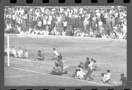 Fotografia "Jogos Campeonato Carioca; 'CAMPEONATO CARIOCA DE 1963' de PROFISSIONAIS (1º Turno) Jogos Vasco x Fluminense (3 x 1) Botafogo x Canto do Rio (3 x 0) America x Madureira (5 x 2) e Olaria x Portuguesa, Reportagem de Esporte" ([Local n/d] , 1963) [negativo]. / Fotógrafo(a): Equipe.  -- ITEM-0223.