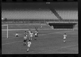 Fotografia "CAMPEONATO CARIOCA DE PROFISSIONAIS DE 1963' (1º Turno) Jogo Bangú x S. Cristovão (3 x 0)" ([Local n/d] , 1963) [negativo]. / Fotógrafo(a): Rodolfo.  -- ITEM-0025.