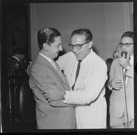 Fotografia "Esporte do Lacerda; LACERDA... Carlos.. e o Caso das Tvs e Futebol - resolvido o aso [caso] da maneira que os clubes querem" ([Local n/d] , 1961) [negativo]. / Fotógrafo(a): Demócrito.  -- ITEM-0006.