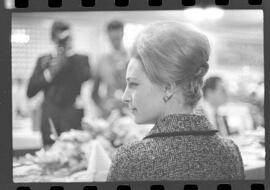 Fotografia "Churrascaria Gaúcha' Miss Paraná na Chur. Gaúcha Srta. Tania Maria Franco, homenageada com almoço na 'Churrascaria Gaúcha', Reportagem de Jonas Vieira" ([Local n/d] , 1963) [negativo]. / Fotógrafo(a): Adyr Vieira.  -- ITEM-0003.