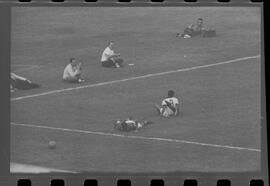 Fotografia "Jogos Campeonato Carioca; 'CAMPEONATO CARIOCA DE 1963' de PROFISSIONAIS (1º Turno) Jogos Vasco x Fluminense (3 x 1) Botafogo x Canto do Rio (3 x 0) America x Madureira (5 x 2) e Olaria x Portuguesa, Reportagem de Esporte" ([Local n/d] , 1963) [negativo]. / Fotógrafo(a): Equipe.  -- ITEM-0090.