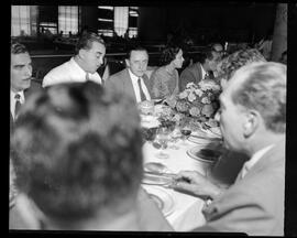 Fotografia "Banquete em Homenagem ao Representante de 'Última Hora' na Europa - Aeroporto" ([Local n/d] , [Data n/d]) [negativo]. / Fotógrafo(a): Equipe.  -- ITEM-0001.