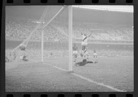 Fotografia "CAMPEONATO CARIOCA DE PROFISSIONAIS DE 1963 (1º TURNO) Jogos - Campeonato Carioca. Flamengo x Madureira (5 x 0) - Vasco x América (2 x 0) e Fluminense x Portuguesa (1 x 1). e Peter Kedzierski, homem voador dos EUA, (Vôo)" ([Local n/d] , 1963) [negativo]. / Fotógrafo(a): Equipe.  -- ITEM-0037.