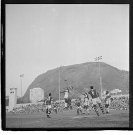 Fotografia "CAMPEONATO CARIOCA DE PROFISSIONAIS DE 1963 (1º TURNO) Jogos - Campeonato Carioca. Flamengo x Madureira (5 x 0) - Vasco x América (2 x 0) e Fluminense x Portuguesa (1 x 1). e Peter Kedzierski, homem voador dos EUA, (Vôo)" ([Local n/d] , 1963) [negativo]. / Fotógrafo(a): Equipe.  -- ITEM-0147.