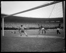 Fotografia "Futebol (Flamengo x Boca Jr.)" ([Local n/d] , [Data n/d]) [negativo]. / Fotógrafo(a): Equipe.  -- ITEM-0005.