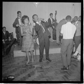 Fotografia "CLUBE RENASCENÇA' Booker Piltman e Eliana no Renascença e Walter Soares dos Santos o 'Walter Feijão', Reportagem de Zé Carlos" ([Local n/d] , 1963) [negativo]. / Fotógrafo(a): José Gomes.  -- ITEM-0014.