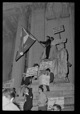 Fotografia "Conflitos' Conflitos - Passeatas - Polícia militar agride povo na Leopoldina - á favor das reformas de bases" ([Local n/d] , 1963) [negativo]. / Fotógrafo(a): Paulo; Venê; André; Alvaro; Pinto.  -- ITEM-0073.