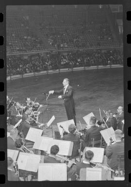 Fotografia "C/ Antonio Carlos Festival de Wagner (concerto musical); 'FESTIVAL DE WAGNER' Festival Wagner (realizado no Maracanãzinho), Reportagem de Antonio Carlos" ([Local n/d] , 1963) [negativo]. / Fotógrafo(a): Roberto.  -- ITEM-0016.