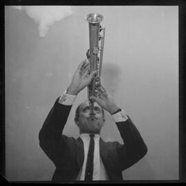 Fotografia "CLUBE RENASCENÇA' Booker Piltman e Eliana no Renascença e Walter Soares dos Santos o 'Walter Feijão', Reportagem de Zé Carlos" ([Local n/d] , 1963) [negativo]. / Fotógrafo(a): José Gomes.  -- ITEM-0008.