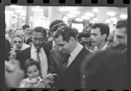 Fotografia "Chegada de Hélio Fernandes no Santos Dumont, Reportagem de Antonio Carlos" ([Local n/d] , 1963) [negativo]. / Fotógrafo(a): Pedro.  -- ITEM-0002.