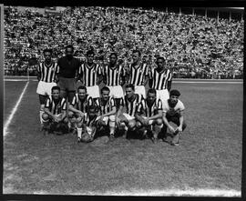 Fotografia "Futebol - equipe do Botafogo" ([Local n/d] , [Data n/d]) [negativo]. / Fotógrafo(a): [Autoria n/d].  -- ITEM-0001.