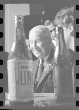 Fotografia "Maurice Chevalier - ent. coletiva no Copa, Reportagem de Raimundo" ([Local n/d] , 1963) [negativo]. / Fotógrafo(a): Luiz Pinto.  -- ITEM-0013.