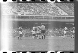 Fotografia "Jogos Campeonato Carioca; 'CAMPEONATO CARIOCA DE 1963' de PROFISSIONAIS (1º Turno) Jogos Vasco x Fluminense (3 x 1) Botafogo x Canto do Rio (3 x 0) America x Madureira (5 x 2) e Olaria x Portuguesa, Reportagem de Esporte" ([Local n/d] , 1963) [negativo]. / Fotógrafo(a): Equipe.  -- ITEM-0060.