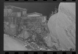 Fotografia "Pedra que ameaça rolar da ladeira do Barroso, Reportagem de Zé Carlos" ([Local n/d] , 1963) [negativo]. / Fotógrafo(a): Adyr Vieira.  -- ITEM-0002.