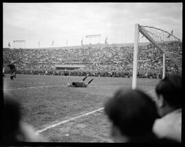 Fotografia "Futebol - Chile" ([Local n/d] , [Data n/d]) [negativo]. / Fotógrafo(a): [Autoria n/d].  -- ITEM-0024.