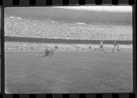 Fotografia "CAPEONATO [CAMPEONATO] CARIOCA DE 1963' (PROFISSIONAIS) (1º Turno) Jogo Famengo [Flamengo] x Campo Grande (5 x 0); Jogo Flamengo e Campo Grande, Reportagem de Esporte" ([Local n/d] , 1963) [negativo]. / Fotógrafo(a): Ribeiro; Demócrito.  -- ITEM-0012.