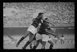 Fotografia "FUTEBOL = 'CAMPEONATO CARIOCA DE PROFISSIONAIS' Jogo Flamengo x Botafogo (3 x 1), America x Portuguesa (2 x 1), Madureira x Bangu (1 x 2), C. Grande x S. Cristovão (1 x 0) e C. Rio x Olaria (1 x 7), Reportagem de Esporte" ([Local n/d] , 1963) [negativo]. / Fotógrafo(a): Equipe.  -- ITEM-0293.