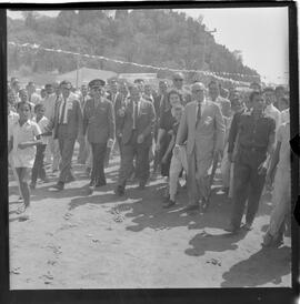 Fotografia "Jango c/ Lomanto Júnior em Bom Jesus da Lapa" ([Local n/d] , 1963) [negativo]. / Fotógrafo(a): Sucursal.  -- ITEM-0007.