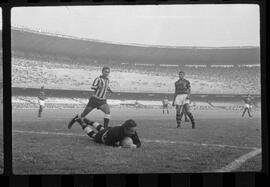 Fotografia "FUTEBOL = 'CAMPEONATO CARIOCA DE PROFISSIONAIS' Jogo Flamengo x Botafogo (3 x 1), America x Portuguesa (2 x 1), Madureira x Bangu (1 x 2), C. Grande x S. Cristovão (1 x 0) e C. Rio x Olaria (1 x 7), Reportagem de Esporte" ([Local n/d] , 1963) [negativo]. / Fotógrafo(a): Equipe.  -- ITEM-0165.