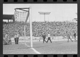 Fotografia "Campeonato Carioca de Profissionais de 63 (1° Turno) Esporte - jogo Fluminense (1 x 0) Bonsucesso" ([Local n/d] , 1963) [negativo]. / Fotógrafo(a): Democrito.  -- ITEM-0090.