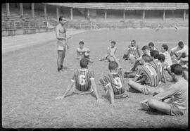 Fotografia "Futebol - R.J. (Equipe do Fluminense, 1952), Seção: Esportes" ([Local n/d] , 1952) [negativo]. / Fotógrafo(a): Equipe.  -- ITEM-0053.