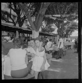 Fotografia "PENITEMCIARIA [PENITENCIÁRIA] CENTRAL' 'DIA DO PAPAI' Dia do Papai no PRESÍDIO (Festividades pelo 'Dia do Papai' na Penitenciária Central', Reportagem de Nelson Silva" ([Local n/d] , 1963) [negativo]. / Fotógrafo(a): Ferreira.  -- ITEM-0008.