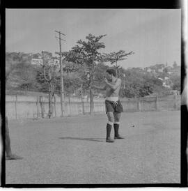 Fotografia "Botafogo F. R.' Garrincha e Quarentinha em treino especial com o preparador físico Adalberto" ([Local n/d] , 1963) [negativo]. / Fotógrafo(a): Democrito.  -- ITEM-0006.