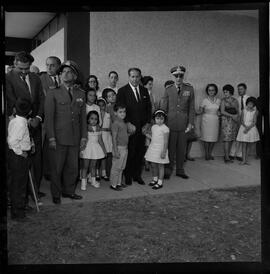 Fotografia "ESCOLA VICENTINA GOULART' Inauguração da Escola D. Vicentina em Brasília por Jango, e filhos na Zona Alfa Noronha" ([Local n/d] , 1963) [negativo]. / Fotógrafo(a): Neville.  -- ITEM-0005.