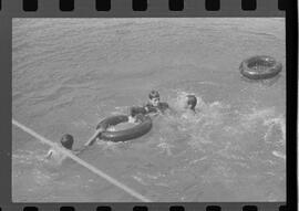 Fotografia "Manobras em Ribeirão das Lages (Paraquedistas: Sobrevivência na Selva operação); 'PARAQUEDISTAS' PARAQUEDISTAS em manobra em Ribeirão das Lages" ([Local n/d] , 1963) [negativo]. / Fotógrafo(a): Méra; Caban.  -- ITEM-0021.